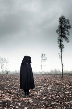 Kadın huysuz peyzaj Siyah pelerinli.