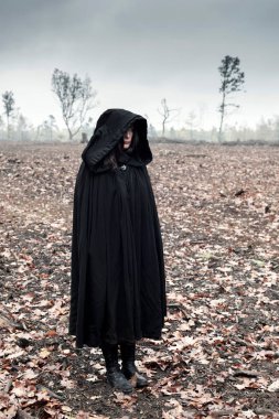 Kadın huysuz peyzaj Siyah pelerinli.