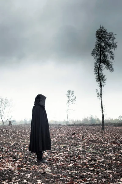 Kobieta Czarnej Pelerynie Moody Krajobraz — Zdjęcie stockowe