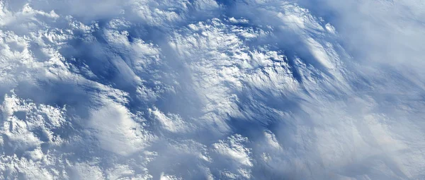 Kayalık peyzaj karla kaplı hava.