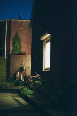 Gece evde ışıklı penceresi.