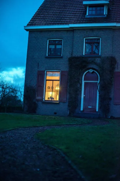 Beleuchtetes Fenster Des Hauses Der Dämmerung — Stockfoto