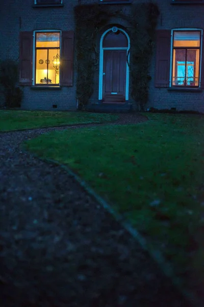 Ventana Iluminada Casa Crepúsculo —  Fotos de Stock