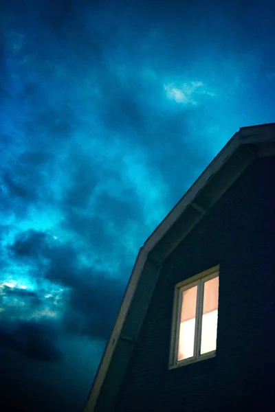 Σπίτι Φωτιζόμενο Παράθυρο Συννεφιασμένο Ουρανό — Φωτογραφία Αρχείου