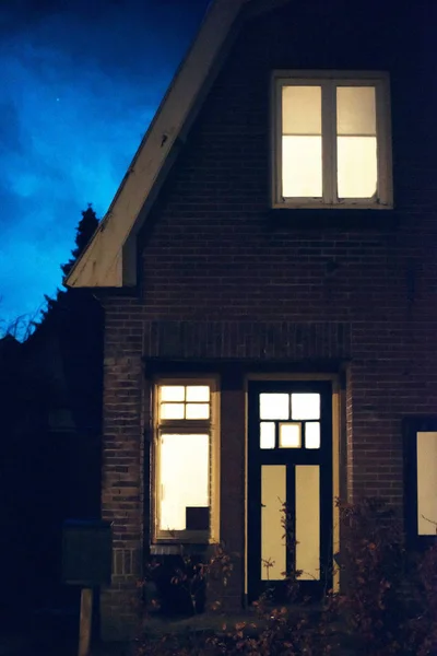 Fenêtres Éclairées Porte Entrée Maison Crépuscule — Photo