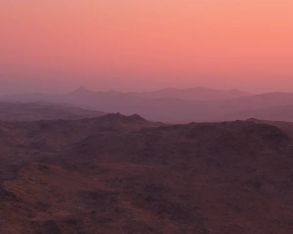 Montagnes au lever du soleil brumeux . — Photo