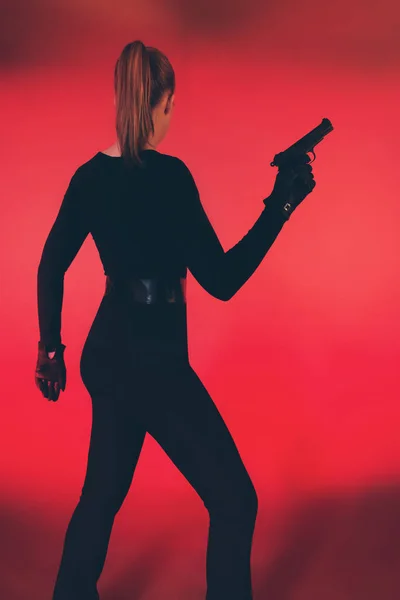 Женщина с пистолетом на заднем плане . — стоковое фото