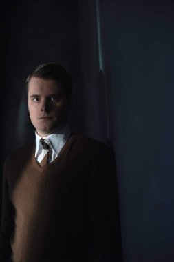 Beyaz gömlek ve ışık şerit kahverengi kazak adam.