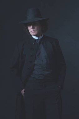Şapka ve siyah ceket gizemli Victorian adam.
