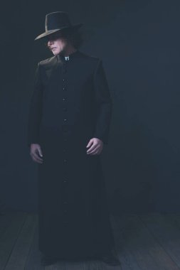 Şapka ve siyah ceket gizemli Victorian adam.