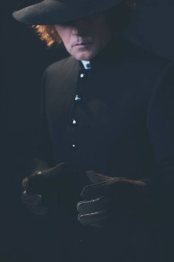 Eldivenli elleri ile şapkalı Victorian adam.