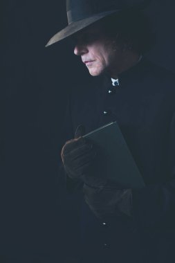 Şapka tutma kitabında gizemli Victorian rahip.