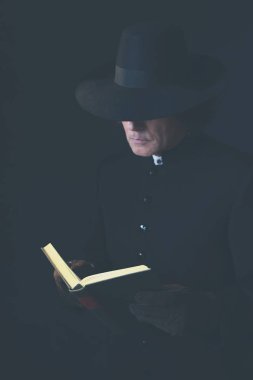 Şapka okuma kitabında gizemli Victorian rahip.