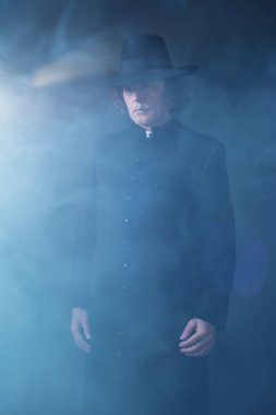 Siyah ceket ve sis şapkalı gizemli Victorian rahip.