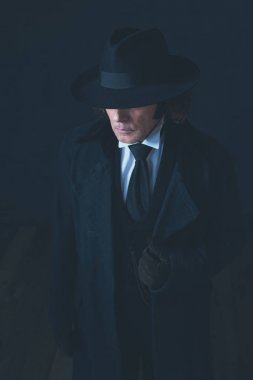 Siyah ceket ve şapka gizemli Victorian adam.