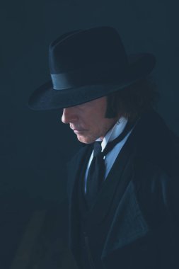 Siyah ceket ve şapka gizemli Victorian adam.