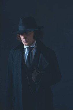 Siyah ceket ve şapka gizemli Victorian adam.