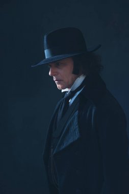 Siyah ceket ve şapka gizemli Victorian adam.