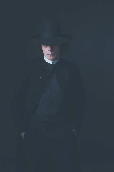 Mysterieuze Victoriaanse man in Hat en zwarte jas. — Stockfoto