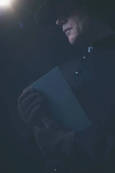 Misterioso sacerdote victoriano en sombrero sosteniendo libro . — Foto de Stock