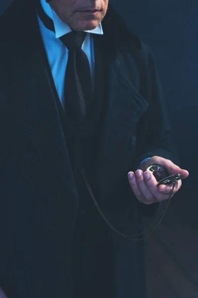 Hombre eduardiano en abrigo largo negro sosteniendo reloj de bolsillo . —  Fotos de Stock