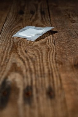 Ahşap zemine düşen bantlı bandaj örgü.