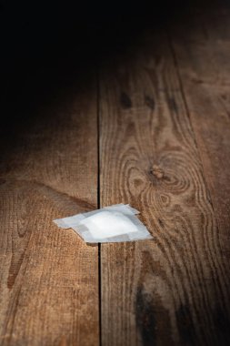 Kullanılmış bandaj ışık şerit ahşap zemin üzerine düştü.