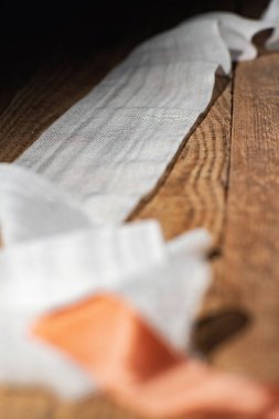 Ahşap zemine düşen bantlı kullanılmış bandaj.