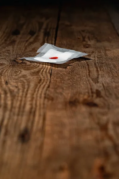 Maglia fasciatura con sangue caduto sul pavimento in legno . — Foto Stock
