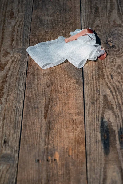Benda con nastro adesivo sul pavimento in legno. Vista dall'alto . — Foto Stock