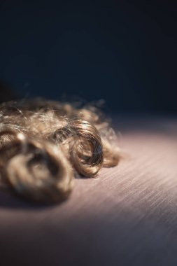 Kahverengi kıvırcık saç pembe kanepe üzerinde yatıyor.