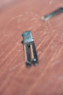 Pembe kanepe üzerinde yatan gevşek saç ile Saç Klipleri.