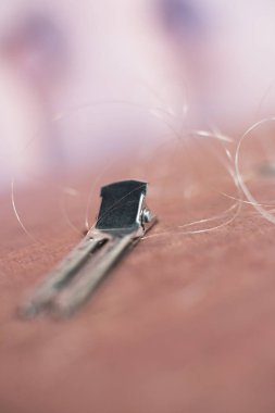 Pembe kanepe üzerinde yatan gevşek saç ile Saç tokası.