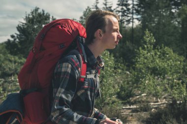 İlkbaharda ormanda Backpacker yürüyüş.