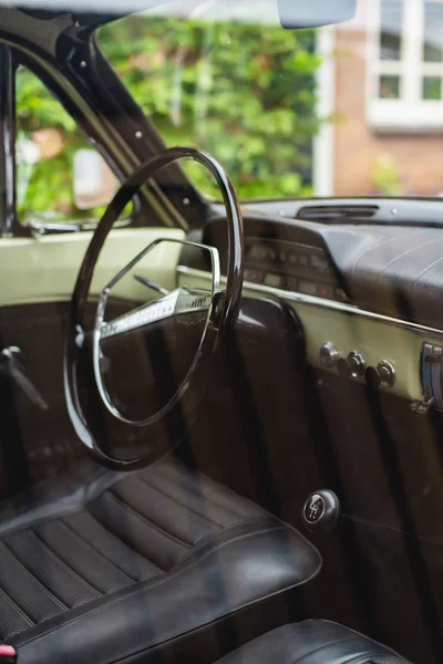 Τιμόνι και το εσωτερικό του εκλεκτής ποιότητας αυτοκίνητο 60s. — Φωτογραφία Αρχείου