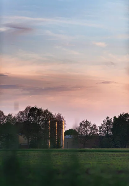 Campo Com Silos Árvores Pôr Sol Primavera — Fotografia de Stock