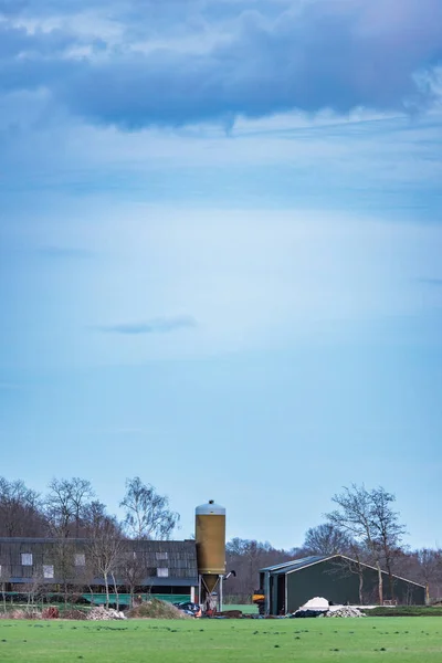 Mavi bulutlu gökyüzü altında ahır ve silo ile Kırsal. — Stok fotoğraf