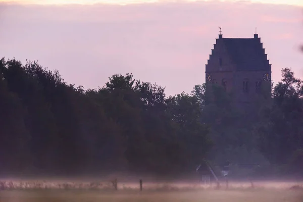 霧の多い田園地帯の歴史的教会. — ストック写真