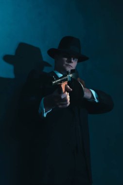 Retro gangster şapka makineli tüfek ile vuruyor.