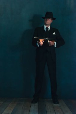 Retro gangster şapka makineli tüfek ile vuruyor.