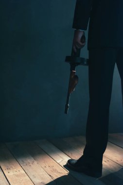 Retro gangster tutan makineli tüfek.