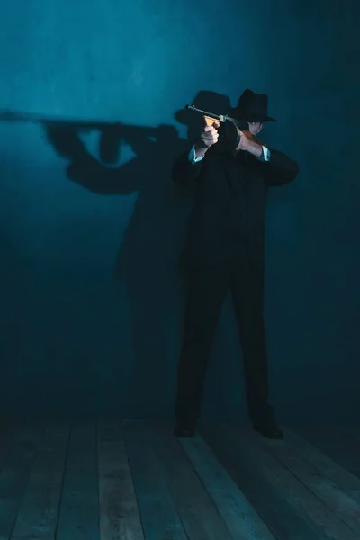 Ретро-гангстер в шляпе стреляет из пулемета . — стоковое фото