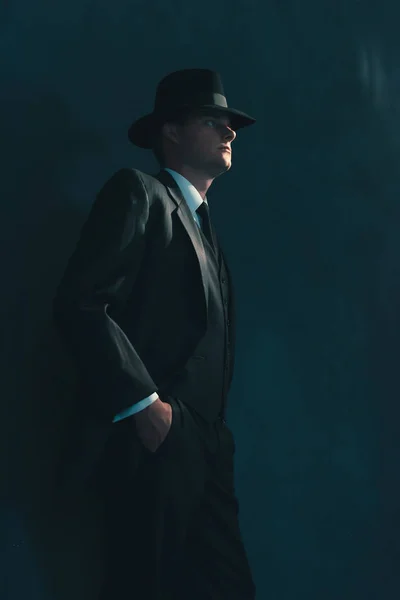 Retro hombre en sombrero lleva traje y corbata . — Foto de Stock