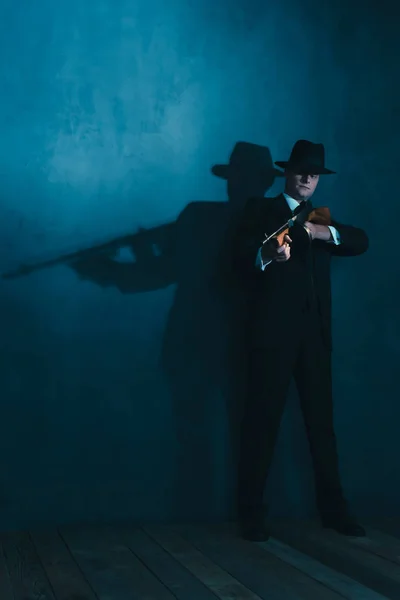 Retro-Gangster mit Hut schießt mit Maschinengewehr. — Stockfoto