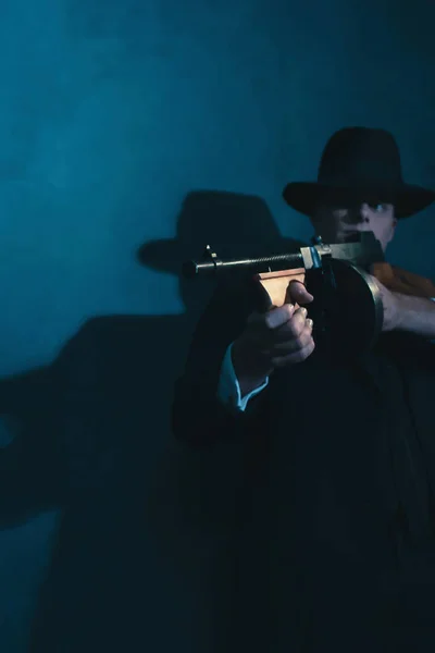 Retro gangster en sombrero dispara con ametralladora . — Foto de Stock