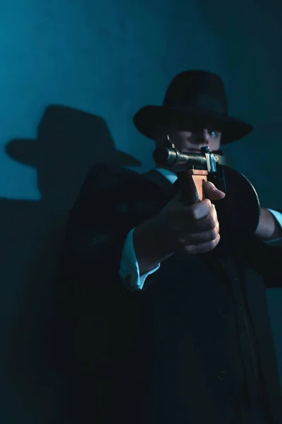 Retro gangster in hat shoots with machine gun. — Stock Photo, Image