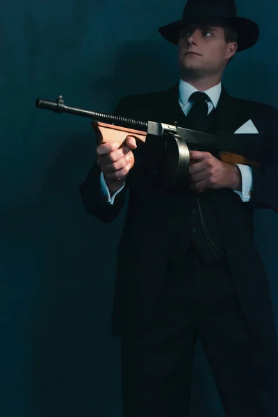 Retro gangster in hat shoots with machine gun. — Stock Photo, Image