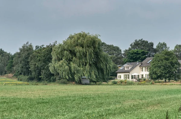 Helles Haus in sommerlicher Landschaft. — Stockfoto