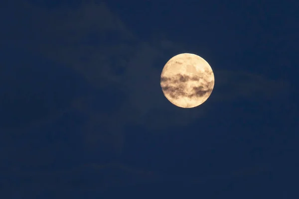 Volle maan achter pluizige wolken. — Stockfoto