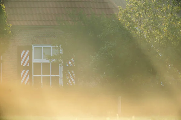 Ablak történelmi holland parasztház a ködös reggel nyáron. — Stock Fotó